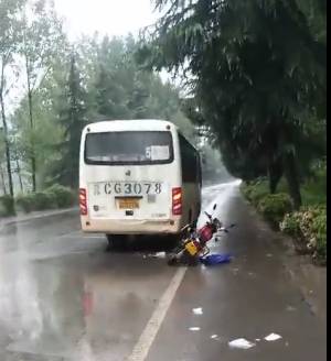 汽车路滑开多少码