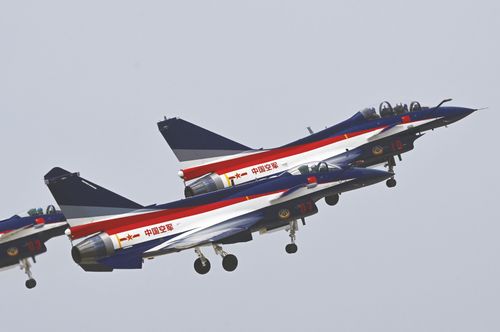 歼10CE模型成兰卡威海空展打卡点