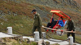 “重量级”游客雇3名轿夫抬轿下山