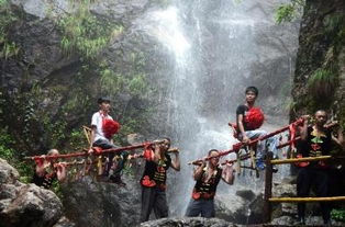 “重量级”游客雇3名轿夫抬轿下山
