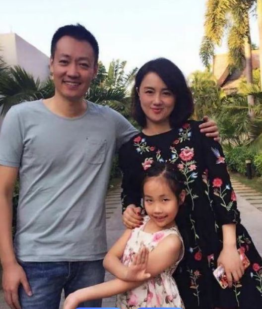 邓超发文悼念朱媛媛 狗头表情引争议