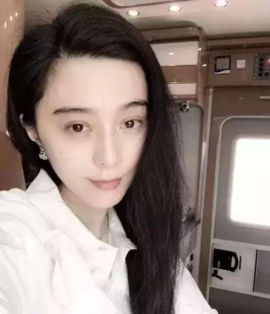 章泽天罕晒健身照 素颜皮肤白里透红
