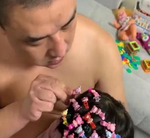 女儿被龙虾夹手哭着喊“妈妈抱抱”