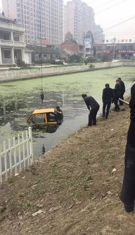 两老人送孙子上学在校门口被撞身亡