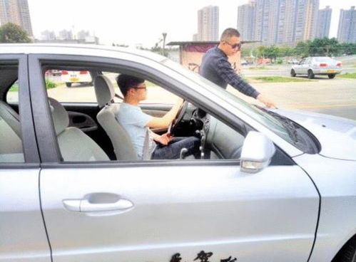 汽车起步踩多少刹车