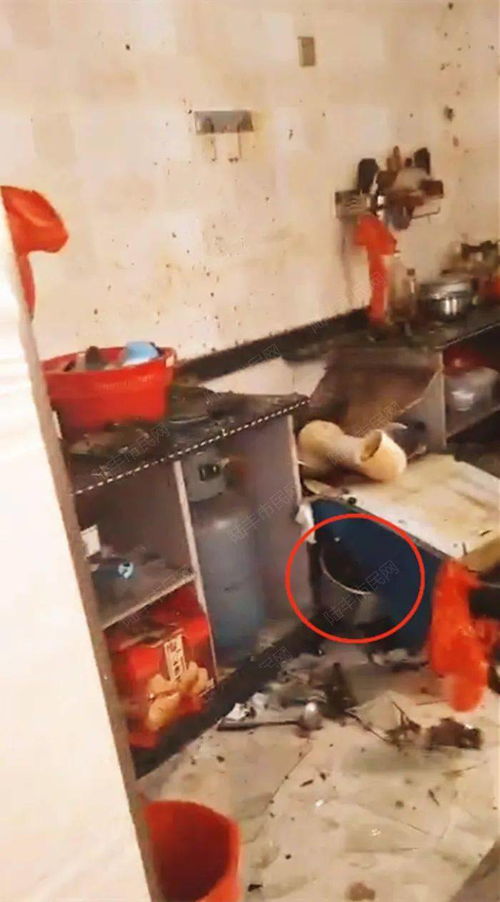 女子用高压锅煮粽子发生爆炸