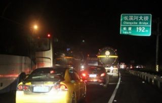 汽车夜间保持多少米