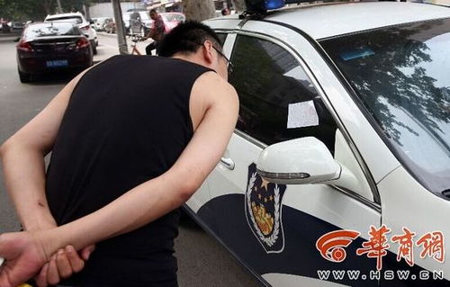 女子违停被贴罚单后爬上警车引擎盖