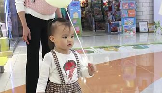 汪峰带一双儿女逛街