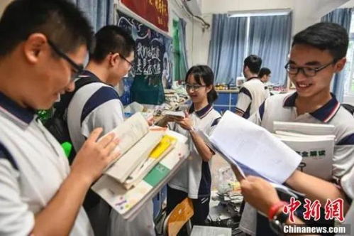 首个走出考场的学霸竟是高二体验生