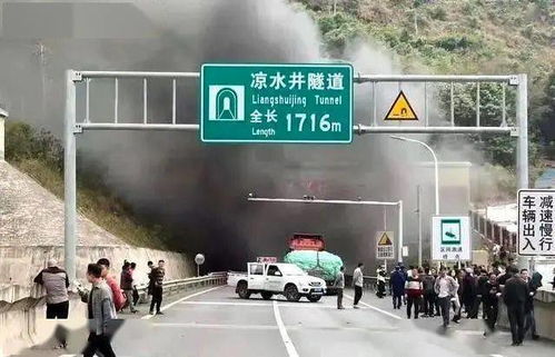 火车过山西隧道吸入煤灰 乘客变煤蛋