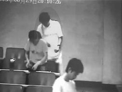 男生第1个出考场用手机狂拍家长