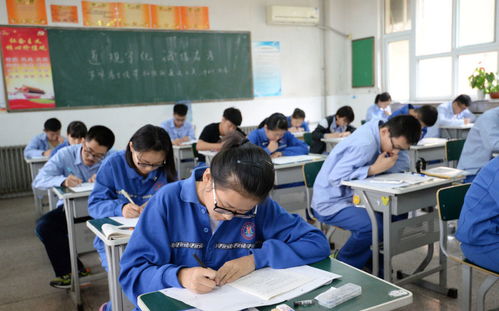 男生第1个出考场用手机狂拍家长