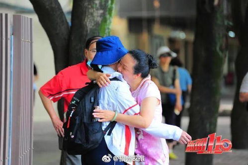 家长们考场外花样整活