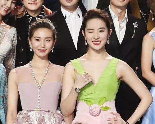 刘亦菲李沁中间这位女士