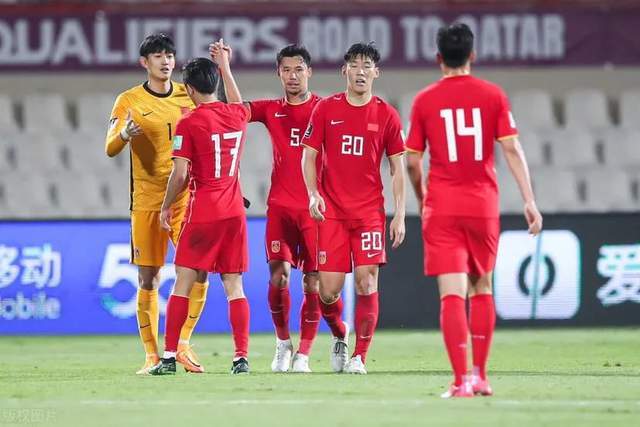 国足比赛男球迷3次试图亲女伴遭拒