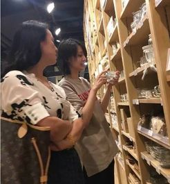 网友在上海逛街偶遇霍启刚郭晶晶
