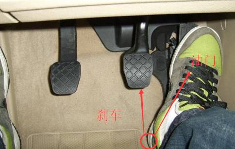 汽车右拐弯多少速度