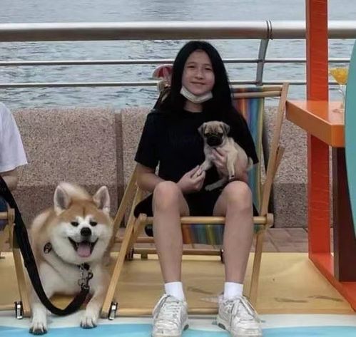 汪峰带3娃过父亲节 二女儿罕见露面