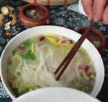 女生吃米线放太多麻油险窒息