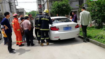 小女孩被困车内 3名学生破窗救人