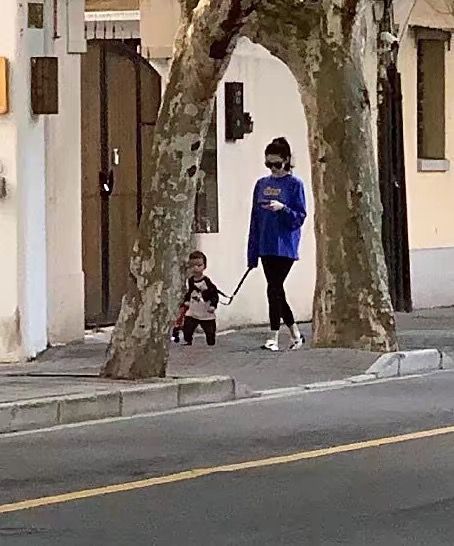 男子钓鱼让机器人帮忙遛娃