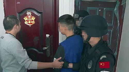 男孩冲进金店喊打劫 老板淡定发问