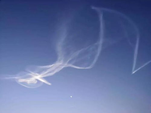 大连天空现“窟窿云”