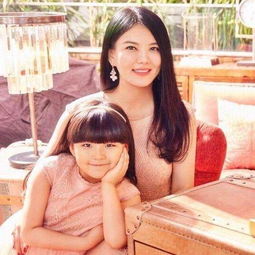 高圆圆带女儿在巴塞罗那吃麻辣烫