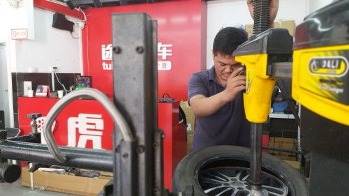 汽车涂胶技师工资多少